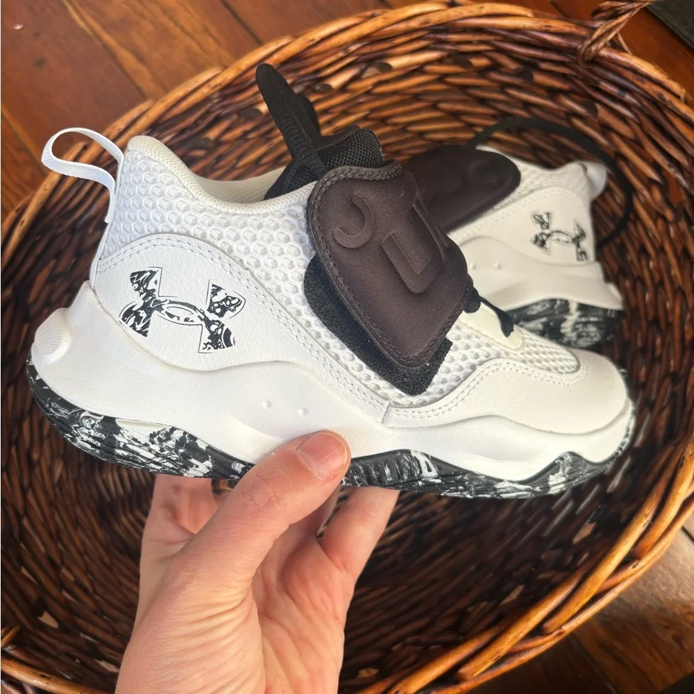 NEW Under Armour Kids' Zone Basketball 2 Basketball Shoes Boys size 2 Sneakers